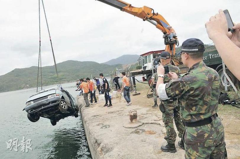 警方及海關在西貢西灣嘴碼頭附近的反走私行動中,私梟一輛七人車意外墮海,海關中午安排吊臂車到場把七人車撈起並起回車內走私貨物。(林錫禮攝) 私梟在西貢西灣嘴坐大飛逃避警方追捕,撇下一名跳海逃生的同黨。警方後來救起並拘捕該名姓蘇男子,送院救治。(蔡方山攝) 西貢西灣嘴的走私黑點,位於郊野公園禁區內,要進入的車輛原必須在北潭涌的閘口出示許可證。有區議員建議當局研究是否應收緊許可證制度,減少私梟走私車輛濫用許可證進入禁區走私。(樊銳昌攝) 警方及海關在西貢西灣嘴碼頭附近的反走私行動中,私梟一輛七人車意外墮海,海關中午安排吊臂車到場把七人車撈起並起回車內走私貨物。(林錫禮攝) 私梟在西貢西灣嘴坐大飛逃避警方追捕,撇下一名跳海逃生的同黨。警方後來救起並拘捕該名姓蘇男子,送院救治。(蔡方山攝) 西貢西灣嘴的走私黑點,位於郊野公園禁區內,要進入的車輛原必須在北潭涌的閘口出示許可證。有區議員建議當局研究是否應收緊許可證制度,減少私梟走私車輛濫用許可證進入禁區走私。(樊銳昌攝)