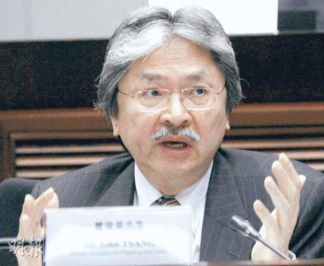 時任規劃地政局長曾俊華承認,當時並沒向上級匯報事件,他表示事發後曾致電梁振英,要求對方向評審解釋事件,但因時間緊迫,所以無致電其他委員。(李紹昌攝) 時任規劃地政局長曾俊華承認,當時並沒向上級匯報事件,他表示事發後曾致電梁振英,要求對方向評審解釋事件,但因時間緊迫,所以無致電其他委員。(李紹昌攝)