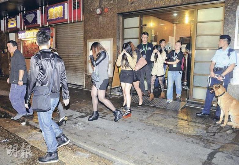 警方在油尖一帶大舉搜查多間樓上酒吧,帶走28名未成年男女返署。(蔡方山攝) 警方在油尖一帶大舉搜查多間樓上酒吧,帶走28名未成年男女返署。(蔡方山攝)