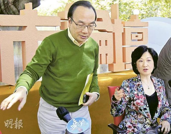 出席《城市論壇》的公民黨黨魁梁家傑（左）認為，特首候選人唐英年對梁振英的指控，有凌駕性公眾利益，知情者應講出所聽所聞。新民黨主席葉劉淑儀（右）則不贊成公開行會資料。（林振東攝）