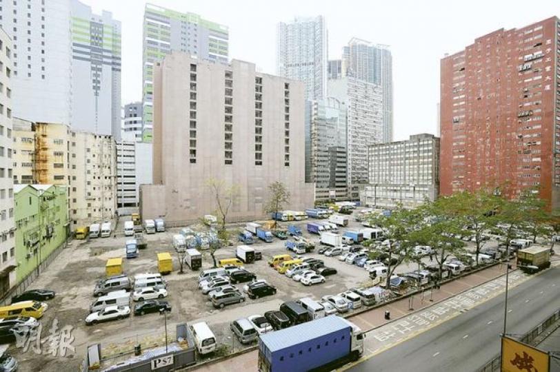 荃灣沙嘴道與荃榮街交界的停車場將興建新居屋，其周邊現時主要是工廠大廈。（何家達攝） （明報製圖）