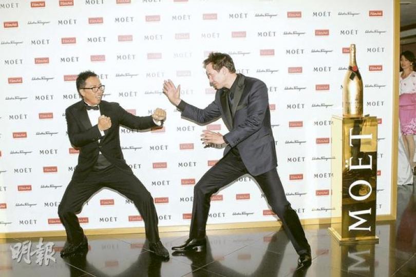 正拍攝《太極俠》的奇洛李維斯與「宇宙最強」甄子丹一見面即擺出「武鬥」甫士。(攝影:鍾偉茵) 甄子丹與奇洛李維斯惺惺相惜,親切握手「講和」。(攝影:鍾偉茵) 正拍攝《太極俠》的奇洛李維斯與「宇宙最強」甄子丹一見面即擺出「武鬥」甫士。(攝影:鍾偉茵) 甄子丹與奇洛李維斯惺惺相惜,親切握手「講和」。(攝影:鍾偉茵)