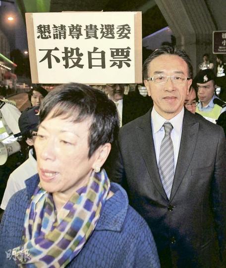 自由黨榮譽主席田北俊(右)出席特首候選人答問大會後表示,不排除有人曾提議若香港警察未夠能力處理反對23條立法的群眾時,會否出動解放軍協助處理。左為周梁淑怡。(林振東攝) 自由黨榮譽主席田北俊(右)出席特首候選人答問大會後表示,不排除有人曾提議若香港警察未夠能力處理反對23條立法的群眾時,會否出動解放軍協助處理。左為周梁淑怡。(林振東攝)