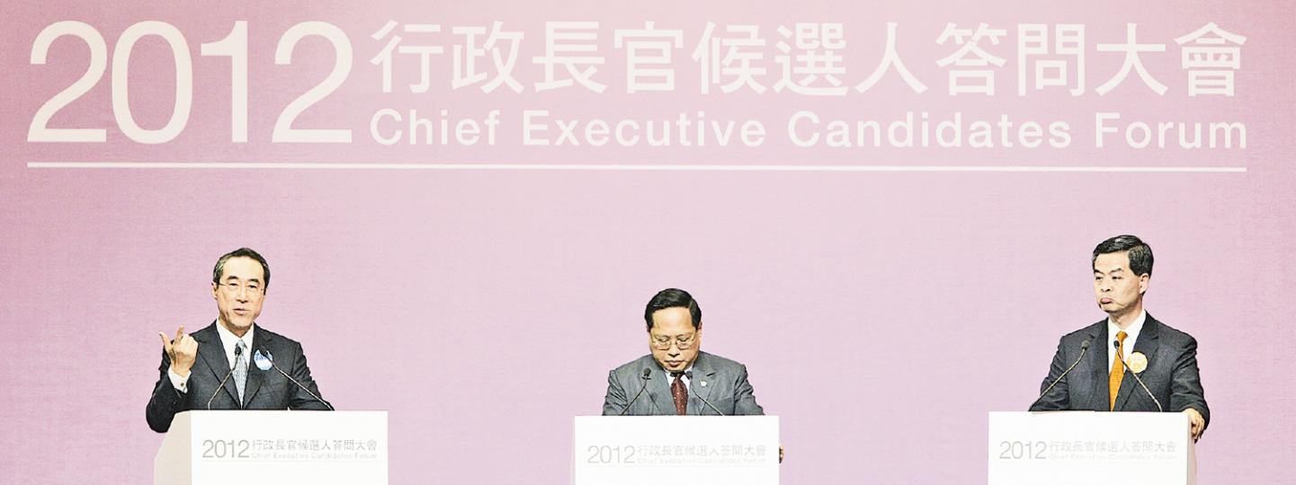 選委主辦的答問大會上,特首候選人唐英年(左)透露已主動就梁振英指摘他揑造一事,向廉署備案,又發律師信要求梁收回「誹謗言論」並道歉,梁振英(右)反擊指唐「誹謗」他,「賊喊捉賊」。另一候選人何俊仁(中)指應有獨立機構去調查兩人「誰講大話」。(李澤彤攝) 選委主辦的答問大會上,特首候選人唐英年(左)透露已主動就梁振英指摘他揑造一事,向廉署備案,又發律師信要求梁收回「誹謗言論」並道歉,梁振英(右)反擊指唐「誹謗」他,「賊喊捉賊」。另一候選人何俊仁(中)指應有獨立機構去調查兩人「誰講大話」。(李澤彤攝)