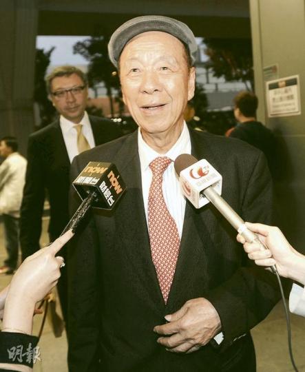 選委論壇未見李嘉誠、郭炳江等大地產商的蹤影,提名唐英年的嘉華集團主席呂志和(圖)昨與兒子呂耀東出席論壇時則說,絕不會撤出香港,又指特首選舉不應流選。(余俊亮攝) 選委論壇未見李嘉誠、郭炳江等大地產商的蹤影,提名唐英年的嘉華集團主席呂志和(圖)昨與兒子呂耀東出席論壇時則說,絕不會撤出香港,又指特首選舉不應流選。(余俊亮攝)