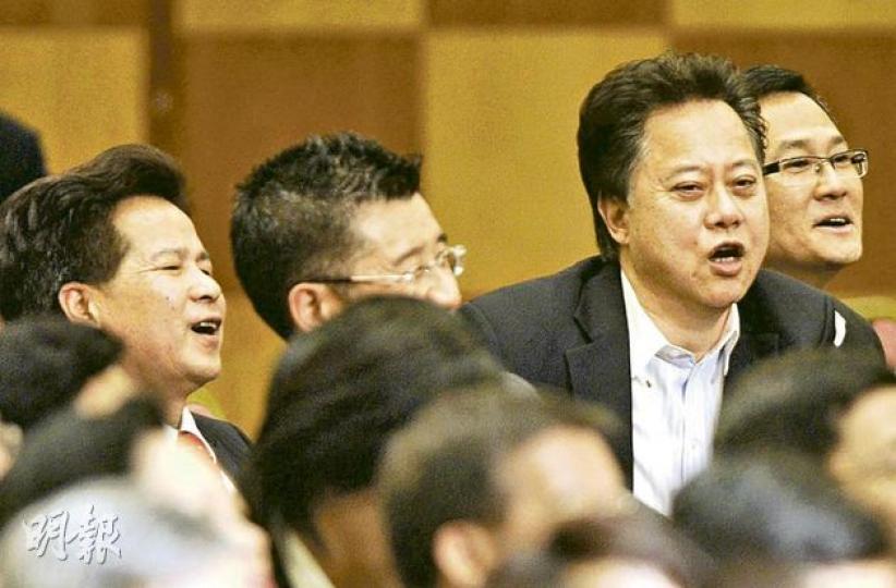 有份出席流浮山飯局的鄉事派選委侯志強(右二)和梁福元(左一)一同出席選委論壇,二人都說未決定投票意向。(余俊亮攝) 有份出席流浮山飯局的鄉事派選委侯志強(右二)和梁福元(左一)一同出席選委論壇,二人都說未決定投票意向。(余俊亮攝)
