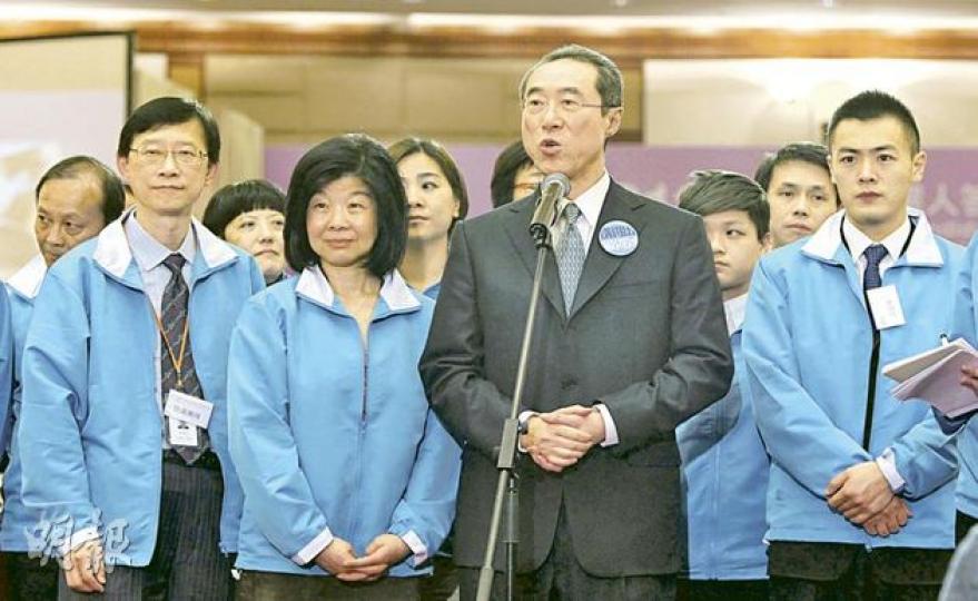 特首候選人唐英年(右二)昨跟競選辦秘書長何鑄明(左一)、太太郭妤淺(左二)和競選辦副秘書長劉鳴煒(右一)一起會見記者。他昨首次透露,早前指梁振英說過「要出動防暴隊對付示威者」的言論,是在行政會議聽回來。(李澤彤攝) 梁振英(前排右二)和太太唐青儀(左二)、競選辦主任羅范椒芬(左一)、競選辦主席張震遠(藍西裝者)和公關洪綺敏(右一)等人陪同下,接受傳媒提問。團隊的主題顏色為橙色。(李澤彤攝) 特首候選人唐英年(右二)昨跟競選辦秘書長何鑄明(左一)、太太郭妤淺(左二)和競選辦副秘書長劉鳴煒(右一)一起會見記者。他昨首次透露,早前指梁振英說過「要出動防暴隊對付示威者」的言論,是在行政會議聽回來。(李澤彤攝) 梁振英(前排右二)和太太唐青儀(左二)、競選辦主任羅范椒芬(左一)、競選辦主席張震遠(藍西裝者)和公關洪綺敏(右一)等人陪同下,接受傳媒提問。團隊的主題顏色為橙色。(李澤彤攝)