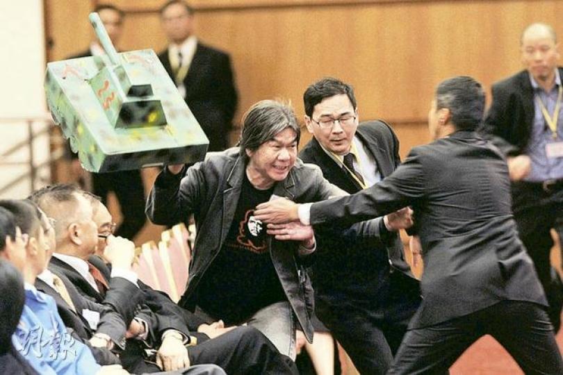 選委梁國雄(中)在梁振英發言時,高舉紙製坦克車抗議,高呼﹕「You are communist! You are lying! (你是共產黨員!你說謊!)」,結果坦克車被保安撕爛,梁則被逐離場。(余俊亮攝) 社民連示威者高舉「豬狼同根生 投票我無份」的標語,在舉行選委論壇的九展外抗議,警方築起人鏈戒備,以防示威者衝擊。(余俊亮攝) 選委梁國雄(中)在梁振英發言時,高舉紙製坦克車抗議,高呼﹕「You are communist! You are lying! (你是共產黨員!你說謊!)」,結果坦克車被保安撕爛,梁則被逐離場。(余俊亮攝) 社民連示威者高舉「豬狼同根生 投票我無份」的標語,在舉行選委論壇的九展外抗議,警方築起人鏈戒備,以防示威者衝擊。(余俊亮攝)
