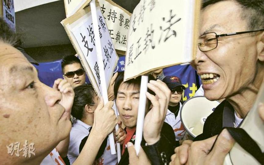 衝擊遞補論壇案宣判,社民連等10多人,包括行政委員黃浩銘(中)等昨午進入法院前,與「愛護香港力量」10多名示威者(左)互相舉牌對罵,雙方劍拔弩張。(林振東攝) 5名被告黃洋達(左起)、容偉堂、鄧建華、陳倩瑩及梁國雄,被裁定公眾地方擾亂秩序等罪罪成,鄧及陳表明為公義將會上訴,其餘被告未有決定。(林振東攝) 梁國雄(左)在庭外發言時,有示威者舉起其「模擬剃頭照」(右)。(林振東攝) 衝擊遞補論壇案宣判,社民連等10多人,包括行政委員黃浩銘(中)等昨午進入法院前,與「愛護香港力量」10多名示威者(左)互相舉牌對罵,雙方劍拔弩張。(林振東攝) 5名被告黃洋達(左起)、容偉堂、鄧建華、陳倩瑩及梁國雄,被裁定公眾地方擾亂秩序等罪罪成,鄧及陳表明為公義將會上訴,其餘被告未有決定。(林振東攝) 梁國雄(左)在庭外發言時,有示威者舉起其「模擬剃頭照」(右)。(林振東攝)