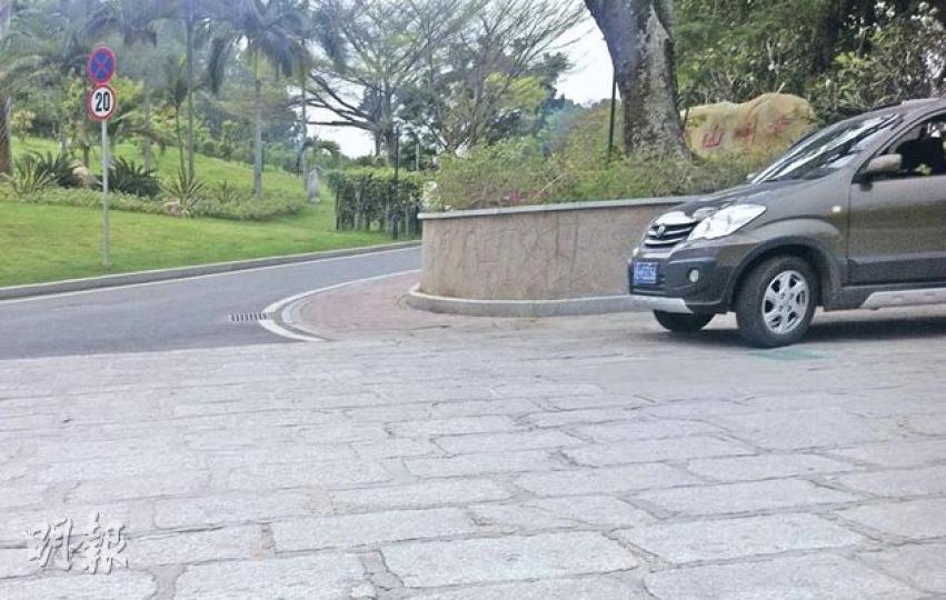 有傳媒昨日報道,來自北京的官員入住深圳南山區紫荊山莊並「封莊」一星期,指料與香港特首選舉有關,更稱劉延東也入住此處。本報記者昨以旅客身分致電紫荊山莊訂房,服務員表示「今天沒有房間出租」。問及下星期有沒有房間出租,服務員說「下周都應該沒有房間出租」。當記者追問為何沒有,服務員只說「不要再問下去」,便掛掉電話。本報記者昨下午在紫荊山莊西麗湖出入口(圖),見到長期停泊一輛懷疑是公務人員使用的汽車,車內有多套制服;出入口由兩名身穿西服的男子守衛,任何車輛出入,都必須先經他們檢查。(明報記者攝) (明報製 有傳媒昨日報道,來自北京的官員入住深圳南山區紫荊山莊並「封莊」一星期,指料與香港特首選舉有關,更稱劉延東也入住此處。本報記者昨以旅客身分致電紫荊山莊訂房,服務員表示「今天沒有房間出租」。問及下星期有沒有房間出租,服務員說「下周都應該沒有房間出租」。當記者追問為何沒有,服務員只說「不要再問下去」,便掛掉電話。本報記者昨下午在紫荊山莊西麗湖出入口(圖),見到長期停泊一輛懷疑是公務人員使用的汽車,車內有多套制服;出入口由兩名身穿西服的男子守衛,任何車輛出入,都必須先經他們檢查。(明報記者攝) (明報製