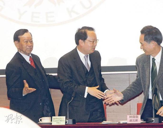 鄉議局昨舉行執委會議,提名唐英年的選委陳仲尼(中),離開時未回應是否仍挺唐。至於全數提名唐英年的鄉議局界別,主席劉皇發(左)則說不擔心梁振英任特首。右為鄉議局副主席林偉強。(李紹昌攝) 鄉議局昨舉行執委會議,提名唐英年的選委陳仲尼(中),離開時未回應是否仍挺唐。至於全數提名唐英年的鄉議局界別,主席劉皇發(左)則說不擔心梁振英任特首。右為鄉議局副主席林偉強。(李紹昌攝)