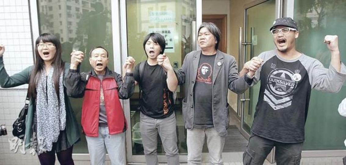 5名去年9月衝擊遞補機制公眾論壇的被告陳倩瑩(左起)、容偉堂、鄧建華、梁國雄及黃洋達昨被判囚,獲准保釋等候上訴後,在羈留室外手牽手表示團結。(郭慶輝攝) 5名去年9月衝擊遞補機制公眾論壇的被告陳倩瑩(左起)、容偉堂、鄧建華、梁國雄及黃洋達昨被判囚,獲准保釋等候上訴後,在羈留室外手牽手表示團結。(郭慶輝攝)