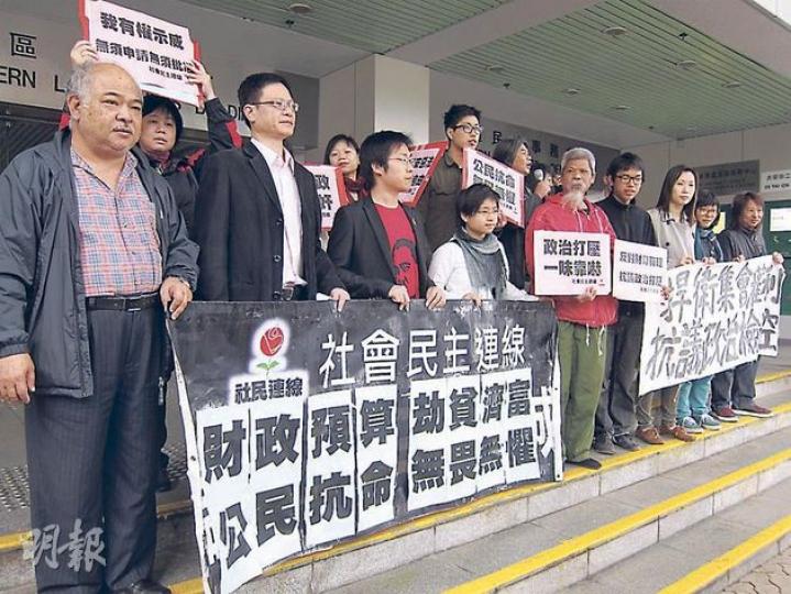 陶君行(前排左二)及黃浩銘(前排左三)承認協助組織及參與非法集結等共3罪,裁判官判2人罰款,毋須監禁。(林綺琪攝) 陶君行(前排左二)及黃浩銘(前排左三)承認協助組織及參與非法集結等共3罪,裁判官判2人罰款,毋須監禁。(林綺琪攝)