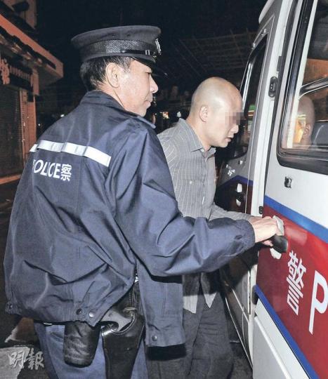 涉在尖沙嘴非禮過路女子的光頭漢,由警方到場拘捕。(蔡方山攝) 涉在尖沙嘴非禮過路女子的光頭漢,由警方到場拘捕。(蔡方山攝)