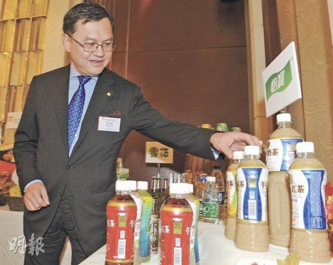 華潤創業首席財務官黎汝雄正在展示集團與日本麒麟合作推出的飲品,他期望今年盈利可與去年持平,但指出中國環境變化太大,只能摸着石頭過河。(劉焌陶攝) 華潤創業首席財務官黎汝雄正在展示集團與日本麒麟合作推出的飲品,他期望今年盈利可與去年持平,但指出中國環境變化太大,只能摸着石頭過河。(劉焌陶攝)