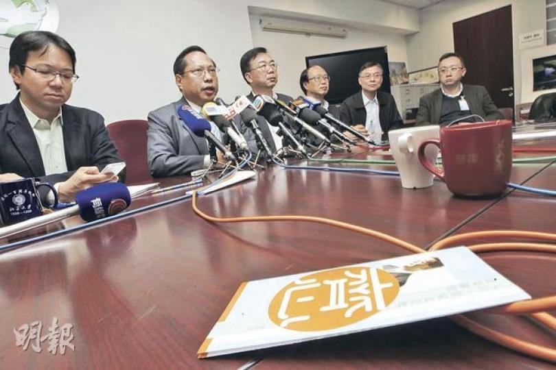 泛民選委代表昨晚達成共識,建議選委在首輪投票時投給何俊仁(左二)、白票或離場抗議。若有第二輪投票,則全體離場。(李紹昌攝) 自由黨一致決定不支持梁振英,4名黨內高層,包括主席劉健儀(右)、副主席周梁淑怡(左)更會投白票。(鄧宗弘攝) 泛民選委代表昨晚達成共識,建議選委在首輪投票時投給何俊仁(左二)、白票或離場抗議。若有第二輪投票,則全體離場。(李紹昌攝) 自由黨一致決定不支持梁振英,4名黨內高層,包括主席劉健儀(右)、副主席周梁淑怡(左)更會投白票。(鄧宗弘攝)