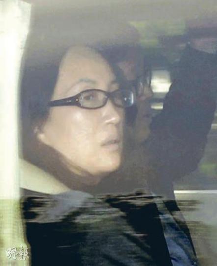 中聯辦私家車昨接載多人進出紫荊山莊,但大多數車都拉下窗簾,記者只能從縫隙窺視部分人的側面,其中一人貌似人代選委王敏剛(右),但王否認曾拜會劉延東。(明報記者攝) 圖中男子乘坐中聯辦私家車進入紫荊山莊時,遠遠見到記者即脫下眼鏡,雙手掩面躲避鏡頭。(明報記者攝) 中聯辦私家車昨接載多人進出紫荊山莊,但大多數車都拉下窗簾,記者只能從縫隙窺視部分人的側面,其中一人貌似人代選委王敏剛(右),但王否認曾拜會劉延東。(明報記者攝) 圖中男子乘坐中聯辦私家車進入紫荊山莊時,遠遠見到記者即脫下眼鏡,雙手掩面躲避鏡頭。(明報記者攝)