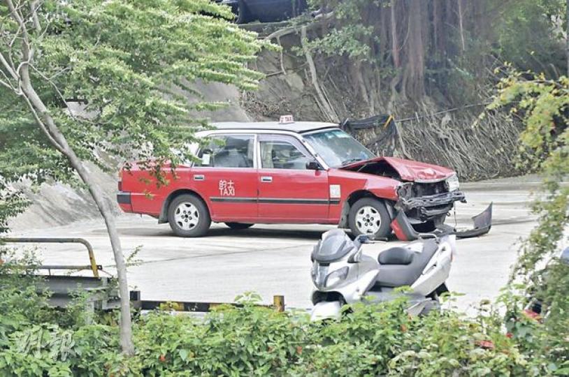 肇事的士車頭損毁嚴重,被拖往車場驗車。(林錫禮攝) 肇事的士車頭損毁嚴重,被拖往車場驗車。(林錫禮攝)