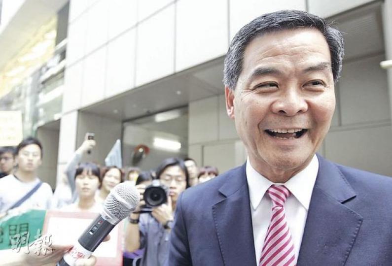 對於工聯會60票全投給梁振英,梁辦回覆表示,感謝所有支持他的選委及市民,梁會繼續本着戰戰兢兢、認認真真的態度,以理念、政綱和能力,去爭取更多選委及市民的支持。圖為梁振英(右)昨在梁辦外接收示威者請願信及接受訪問。(李紹昌攝) 工聯會會長鄭耀棠(右)和副會長陳婉嫻(左)昨宣布,工聯會周日會全票投給梁振英,鄭耀棠表明反對流選,指「香港內部的消耗,是香港付不起的代價」。(鄧宗弘攝) 對於工聯會60票全投給梁振英,梁辦回覆表示,感謝所有支持他的選委及市民,梁會繼續本着戰戰兢兢、認認真真的態度,以理念、政綱和能力,去爭取更多選委及市民的支持。圖為梁振英(右)昨在梁辦外接收示威者請願信及接受訪問。(李紹昌攝) 工聯會會長鄭耀棠(右)和副會長陳婉嫻(左)昨宣布,工聯會周日會全票投給梁振英,鄭耀棠表明反對流選,指「香港內部的消耗,是香港付不起的代價」。(鄧宗弘攝)