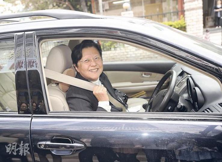 全國人大常委范徐麗泰昨日自行駕車赴深圳出席活動,會後向傳媒表示會待周日早上才決定特首選舉投票意向,但未來兩日不會與中央人士會面。(余俊亮攝) 全國人大常委范徐麗泰昨日自行駕車赴深圳出席活動,會後向傳媒表示會待周日早上才決定特首選舉投票意向,但未來兩日不會與中央人士會面。(余俊亮攝)