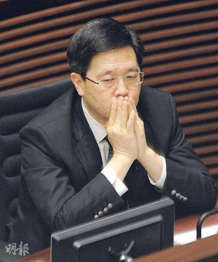 政務司長林瑞麟昨稱政府願聆聽意見,但特首已就事件交代、並成立獨立委員會檢討機制,執法機構亦已調查,故反對引用特權法。(余俊亮攝) 民主黨李永達提出引用特權法調查曾蔭權受款待事件,他指出事件仍有多個疑團未解,引用特權法可令公眾知道真相,但議案最終被否決。(余俊亮攝) 政務司長林瑞麟昨稱政府願聆聽意見,但特首已就事件交代、並成立獨立委員會檢討機制,執法機構亦已調查,故反對引用特權法。(余俊亮攝) 民主黨李永達提出引用特權法調查曾蔭權受款待事件,他指出事件仍有多個疑團未解,引用特權法可令公眾知道真相,但議案最終被否決。(余俊亮攝)