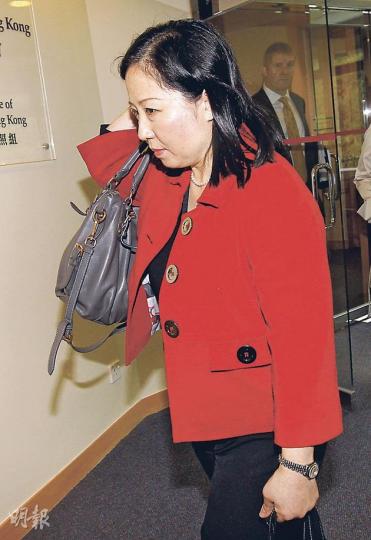 麻醉科醫生Cheung Yee Nin昨出席醫務聆訊,她被控沒有安排適當的合資格醫護人員親身檢查病人,只以電話指示病房護士為病人注射藥物,而注射方法不當,有專業失德之嫌。(李紹昌攝) 麻醉科醫生Cheung Yee Nin昨出席醫務聆訊,她被控沒有安排適當的合資格醫護人員親身檢查病人,只以電話指示病房護士為病人注射藥物,而注射方法不當,有專業失德之嫌。(李紹昌攝)