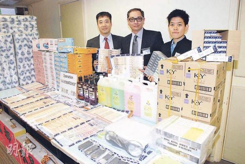 西九龍總區重案組人員搗破賣淫集團,在一個位處舊樓的倉庫中檢獲大量賣淫物資,包括潤滑劑、避孕套、梘液、廁紙及漱口水等。(雲錦鋒攝) 警方「觀浪者」掃黃行動中,在一唐樓單位檢獲8000支潤滑劑,事後由探員搬回警署。(樊銳昌攝) 西九龍總區重案組人員搗破賣淫集團,在一個位處舊樓的倉庫中檢獲大量賣淫物資,包括潤滑劑、避孕套、梘液、廁紙及漱口水等。(雲錦鋒攝) 警方「觀浪者」掃黃行動中,在一唐樓單位檢獲8000支潤滑劑,事後由探員搬回警署。(樊銳昌攝)