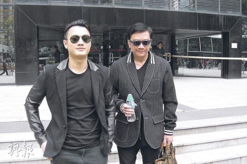 被告劉定成(右)及樂壇組合4anda成員盧昕傑(左),涉嫌非禮及恐嚇4名男子的案件押後至5月開審,兩人離庭時戴上墨鏡,「企定定」讓記者拍照。(林景輝攝) 被告劉定成(右)及樂壇組合4anda成員盧昕傑(左),涉嫌非禮及恐嚇4名男子的案件押後至5月開審,兩人離庭時戴上墨鏡,「企定定」讓記者拍照。(林景輝攝)