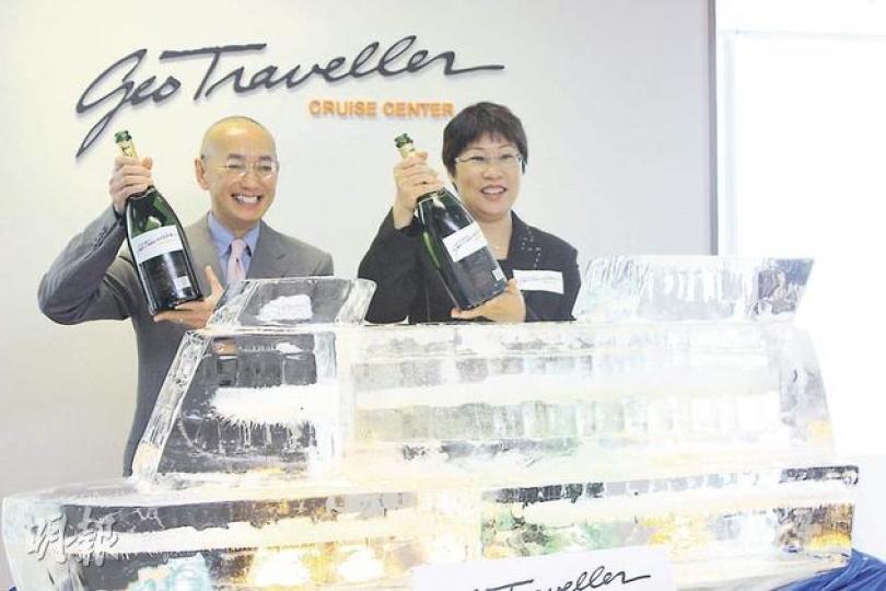 位於九龍灣的Geo Traveller郵輪中心昨日啟用,未來專為旅客提供郵輪旅程設計或訂購服務,中心昨日放上冰雕郵輪擺設。圖左為安達旅遊集團副主席兼行政總裁江百泉,右為GeoTraveller總經理麥秀蘭。(黃俊鋒攝) 位於九龍灣的Geo Traveller郵輪中心昨日啟用,未來專為旅客提供郵輪旅程設計或訂購服務,中心昨日放上冰雕郵輪擺設。圖左為安達旅遊集團副主席兼行政總裁江百泉,右為GeoTraveller總經理麥秀蘭。(黃俊鋒攝)