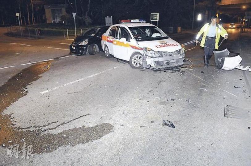警車從上水金錢路駛出青山公路,與駛至私家車迎頭相撞,警車泵把飛脫。(蔡方山攝) 警車從上水金錢路駛出青山公路,與駛至私家車迎頭相撞,警車泵把飛脫。(蔡方山攝)