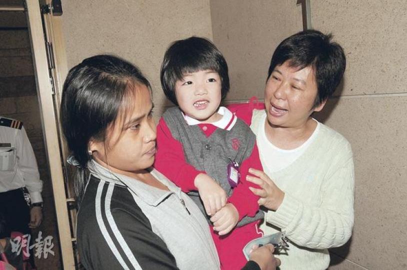 契婆鍾珍(右)代父母接劉昇放學,榮升哥哥的蝦餃仔開心地笑。(攝影:梁迺楠) 蝦餃仔愈大愈可愛,是父母的開心果。(攝影:梁迺楠)(攝影:梁迺楠) 契婆鍾珍(右)代父母接劉昇放學,榮升哥哥的蝦餃仔開心地笑。(攝影:梁迺楠) 蝦餃仔愈大愈可愛,是父母的開心果。(攝影:梁迺楠)(攝影:梁迺楠)