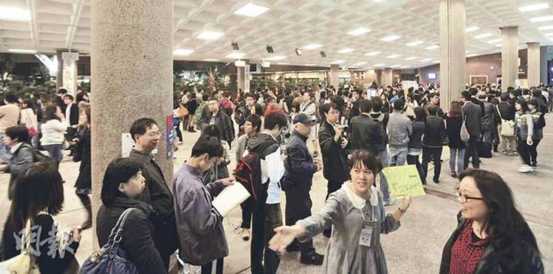 理工大學是全港最大的票站,人龍昨日差不多整天不散,高峰時一度有500人排隊(見圖)。即使到昨晚深夜10時,原定投票時間已過,仍有逾百人等候投票,義工加班接待。(余俊亮攝) 港大民意研究計劃總監鍾庭耀表示,市民可自行預備選票,並揀選心儀候選人或白票選項,然後帶到票站,放入大會提供的白信封內,並在信封面寫上身分證號碼然後投票。他們核對身分證號碼後,便會拆走選票,即時銷毁信封。(何家達攝) 理工大學是全港最大的票站,人龍昨日差不多整天不散,高峰時一度有500人排隊(見圖)。即使到昨晚深夜10時,原定投票時間已過,仍有逾百人等候投票,義工加班接待。(余俊亮攝) 港大民意研究計劃總監鍾庭耀表示,市民可自行預備選票,並揀選心儀候選人或白票選項,然後帶到票站,放入大會提供的白信封內,並在信封面寫上身分證號碼然後投票。他們核對身分證號碼後,便會拆走選票,即時銷毁信封。(何家達攝)