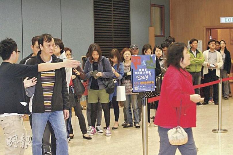 多個地區的「民間全民投票」票站昨整天都出現投票人龍,即使要等上半小時以上,市民仍耐心輪候投下神聖一票。(圖)屯門(明報記者攝) 大圍(明報記者攝) 荃灣(明報記者攝) 港大(明報記者攝) 柴灣(明報記者攝) 深水埗(明報記者攝) 年屆八旬的陳伯與李婆婆從電視新聞得悉網上投票系統被黑客入侵,「㷫得滯呀!搞埋啲古怪嘢,又要種票!」兩老決定由東區坐了個多小時巴士過海,到理大票站投票。(陳家俊攝) 多個地區的「民間全民投票」票站昨整天都出現投票人龍,即使要等上半小時以上,市民仍耐心輪候投下神聖一票。(圖)屯門(明報記者攝) 大圍(明報記者攝) 荃灣(明報記者攝) 港大(明報記者攝) 柴灣(明報記者攝) 深水埗(明報記者攝) 年屆八旬的陳伯與李婆婆從電視新聞得悉網上投票系統被黑客入侵,「㷫得滯呀!搞埋啲古怪嘢,又要種票!」兩老決定由東區坐了個多小時巴士過海,到理大票站投票。(陳家俊攝)