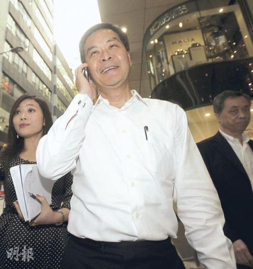 特首候選人梁振英(中)昨日離開競選辦「買咖啡」時,被問到是否已取得601票足夠當選,梁笑容滿面,表示自己無數過手上有幾多票,又說會繼續戰戰兢兢,爭取支持。(余俊亮攝) 民建聯主席譚耀宗昨在中委會開會後表示,中委會一致決定,147位選委全投梁振英。他批評流選會「對政治和社會帶來不明朗、不穩定因素……對香港無好處」。(余俊亮攝) 特首候選人梁振英(中)昨日離開競選辦「買咖啡」時,被問到是否已取得601票足夠當選,梁笑容滿面,表示自己無數過手上有幾多票,又說會繼續戰戰兢兢,爭取支持。(余俊亮攝) 民建聯主席譚耀宗昨在中委會開會後表示,中委會一致決定,147位選委全投梁振英。他批評流選會「對政治和社會帶來不明朗、不穩定因素……對香港無好處」。(余俊亮攝)