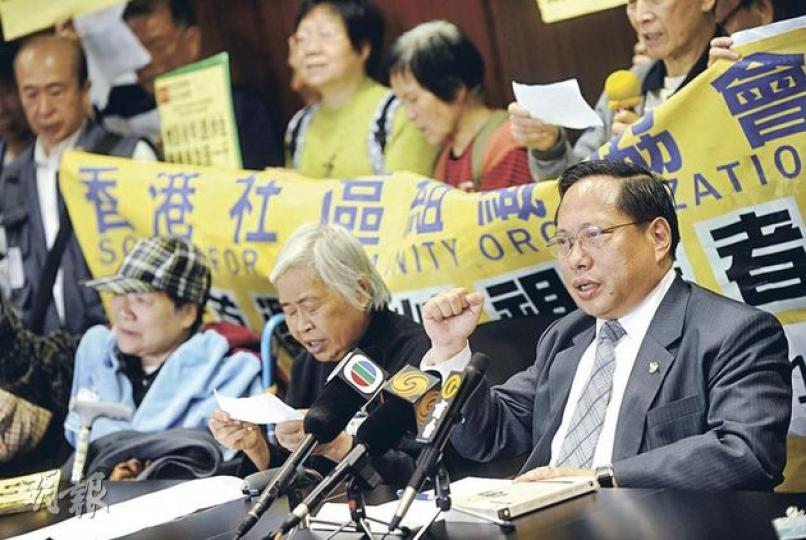 社區組織協會與老人權益聯盟約30名代表和長者,昨日到立法會會見特首候選人何俊仁(前排右一),促請改善老人醫療服務。請願人士其後亦到另外兩名候選人梁振英和唐英年的競選辦遞交請願信。 (余俊亮攝) 社區組織協會與老人權益聯盟約30名代表和長者,昨日到立法會會見特首候選人何俊仁(前排右一),促請改善老人醫療服務。請願人士其後亦到另外兩名候選人梁振英和唐英年的競選辦遞交請願信。 (余俊亮攝)