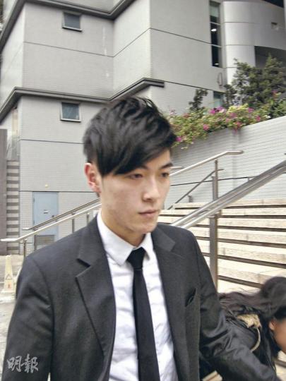 前英皇歌手馮浩男早前承認勒索罪,裁判官昨決定網開一面,先索取社會服務令報告再作判刑,其間批准他保釋外出。(梁珮珊攝) 前英皇歌手馮浩男早前承認勒索罪,裁判官昨決定網開一面,先索取社會服務令報告再作判刑,其間批准他保釋外出。(梁珮珊攝)