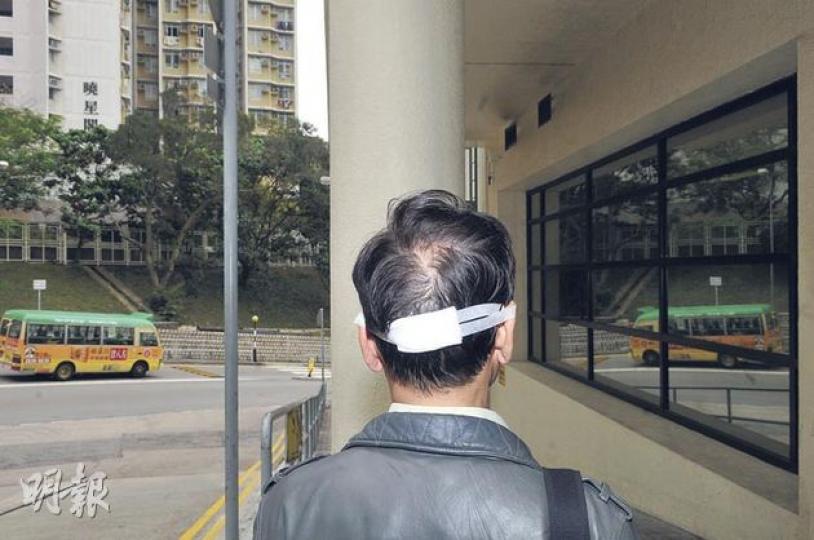 民主黨區議員黃啟明派傳單期間被一名老街坊指罵發生口角,黃被對方箍頸及用硬物擊頭。(林錫禮攝) 民主黨區議員黃啟明派傳單期間被一名老街坊指罵發生口角,黃被對方箍頸及用硬物擊頭。(林錫禮攝)