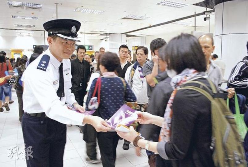 扒竊案及非禮案漸成港鐵主要罪行。鐵路警區指揮官譚澤恆(左)昨與由長者義工組成的「滅罪耆兵」,在九龍塘站派發單張宣傳滅罪信息。(袁柏恩攝) 扒竊案及非禮案漸成港鐵主要罪行。鐵路警區指揮官譚澤恆(左)昨與由長者義工組成的「滅罪耆兵」,在九龍塘站派發單張宣傳滅罪信息。(袁柏恩攝)