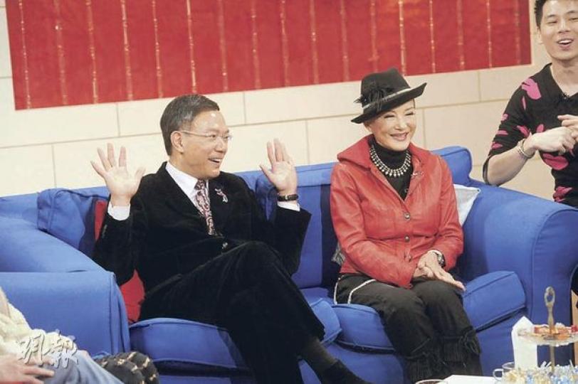 白韻琹(右)投訴有時想擁抱謝偉俊(左)卻被拒絕。(微博圖片) 陳國邦被太太羅敏莊取笑是大細路一名。(微博圖片) 廖安麗覺得成就前夫葉青霖的人生也是一種幸福。(微博圖片) 白韻琹(右)投訴有時想擁抱謝偉俊(左)卻被拒絕。(微博圖片) 陳國邦被太太羅敏莊取笑是大細路一名。(微博圖片) 廖安麗覺得成就前夫葉青霖的人生也是一種幸福。(微博圖片)