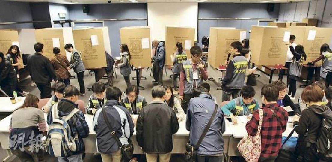 港大民意研究計劃特首「民間全民投票」創下逾22萬人投票的歷史紀錄,其中以理大網站(圖)最墟冚,此票站最後更比原定時間延遲了逾一小時才關門。(李澤彤攝)在菲律賓被挾持殉職領隊謝廷駿胞兄謝志堅響應急召義工呼籲,全日留守理大票站,協助人流管制。(李澤彤攝)(明報製圖)(明報製圖) 港大民意研究計劃特首「民間全民投票」創下逾22萬人投票的歷史紀錄,其中以理大網站(圖)最墟冚,此票站最後更比原定時間延遲了逾一小時才關門。(李澤彤攝)在菲律賓被挾持殉職領隊謝廷駿胞兄謝志堅響應急召義工呼籲,全日留守理大票站,協助人流管制。(李澤彤攝)(明報製圖)(明報製圖)