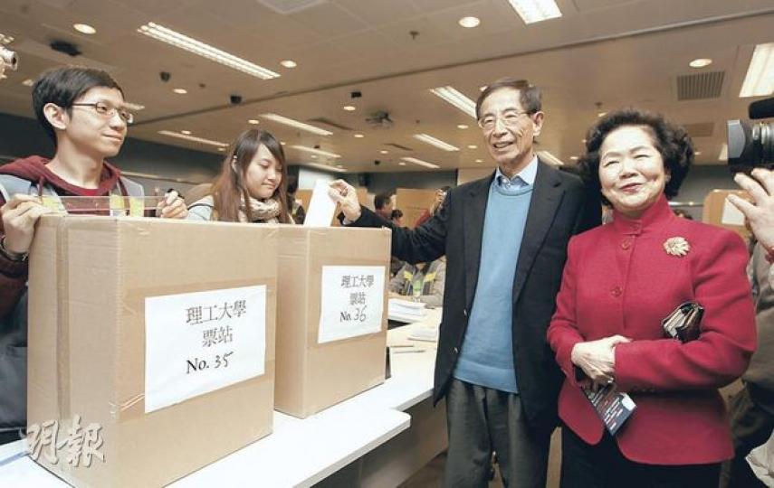 前政務司長陳方安生(右一)和民主黨創黨主席李柱銘(右二),昨午到理大票站參與民間全民投票,呼籲市民投票表達訴求。(李澤彤攝) 前政務司長陳方安生(右一)和民主黨創黨主席李柱銘(右二),昨午到理大票站參與民間全民投票,呼籲市民投票表達訴求。(李澤彤攝)