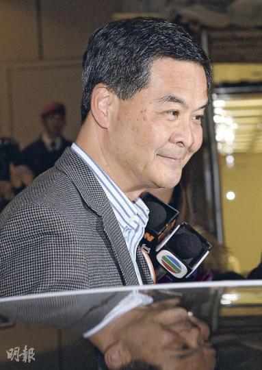 特首選戰前夕,梁振英曾短暫到訪中銀大廈的中國會和怡和大廈,但沒有落區爭取市民支持,圖為梁振英昨在黃昏時離開競選辦公室。(何家達攝)唐英年(中)昨在太太郭妤淺(右)、競選辦秘書長何鑄明(左)等人陪同下見記者,呼籲選委選出能捍衛香港核心價值的特首。(鄧宗弘攝) 特首選戰前夕,梁振英曾短暫到訪中銀大廈的中國會和怡和大廈,但沒有落區爭取市民支持,圖為梁振英昨在黃昏時離開競選辦公室。(何家達攝)唐英年(中)昨在太太郭妤淺(右)、競選辦秘書長何鑄明(左)等人陪同下見記者,呼籲選委選出能捍衛香港核心價值的特首。(鄧宗弘攝)
