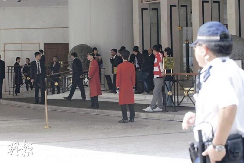 警方派出近百名軍裝及便衣警員駐守印尼總統下榻的港島香格里拉酒店,所有進出酒店人士都要接受安全檢查。(鍾炳然攝)在港島香格里拉酒店外的正義道,警方亦設下路障,檢查路過車輛。(鍾炳然攝) 警方派出近百名軍裝及便衣警員駐守印尼總統下榻的港島香格里拉酒店,所有進出酒店人士都要接受安全檢查。(鍾炳然攝)在港島香格里拉酒店外的正義道,警方亦設下路障,檢查路過車輛。(鍾炳然攝)