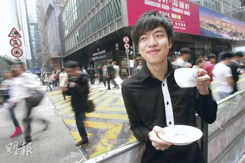 不追隨高薪厚職,在鬧市中堅持尋找夢想。剛奪得國際咖啡拉花大賽冠軍的楊曜輝,為了理想毅然投身被視為低薪且辛苦的飲食業,當上咖啡師,希望終有一天可以開設理想中的咖啡店,證明冲咖啡也可成為專業。(鄧宗弘攝)楊曜輝(Kim)參加國際賽前10天,每日最少練習三四十杯咖啡拉花,結果憑自創的鬱金香圖案「Rosebud」(最前一杯),奪得美國紐約舉行的國際咖啡拉花大賽冠軍。(鄧宗弘攝) 不追隨高薪厚職,在鬧市中堅持尋找夢想。剛奪得國際咖啡拉花大賽冠軍的楊曜輝,為了理想毅然投身被視為低薪且辛苦的飲食業,當上咖啡師,希望終有一天可以開設理想中的咖啡店,證明冲咖啡也可成為專業。(鄧宗弘攝)楊曜輝(Kim)參加國際賽前10天,每日最少練習三四十杯咖啡拉花,結果憑自創的鬱金香圖案「Rosebud」(最前一杯),奪得美國紐約舉行的國際咖啡拉花大賽冠軍。(鄧宗弘攝)