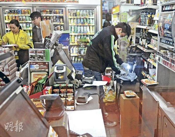 旺角洗衣街33號的便利店被兩名賊人持刀行劫,多名便衣警員接報到場封鎖店舖調查,並套取指模蒐證。(蔡方山攝) 旺角洗衣街33號的便利店被兩名賊人持刀行劫,多名便衣警員接報到場封鎖店舖調查,並套取指模蒐證。(蔡方山攝)