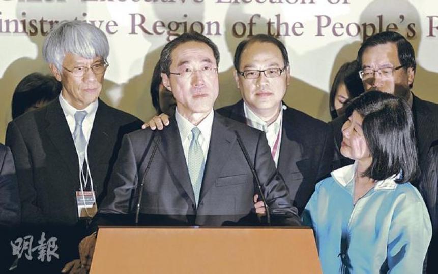 唐英年(左二)昨感謝競選團隊、堅實支持者及家人支持時,兩度哽咽,身旁的林大輝(左三)輕拍其肩膀安慰,太太郭妤淺(右一)亦輕箍丈夫手臂,向他展露鼓勵眼神。左一為金管局前總裁任志剛。(李澤彤攝) 唐英年(左二)昨感謝競選團隊、堅實支持者及家人支持時,兩度哽咽,身旁的林大輝(左三)輕拍其肩膀安慰,太太郭妤淺(右一)亦輕箍丈夫手臂,向他展露鼓勵眼神。左一為金管局前總裁任志剛。(李澤彤攝)