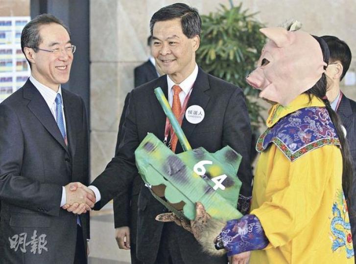 社民連梁國雄(右)昨戴上豬狼面具(半邊豬半邊狼)、身穿黃袍及手持坦克模型,諷刺被指是地下黨員的梁振英(中)獲「黃袍加身」,他未有狙擊同場的唐英年(左)。(林振東攝) 數十名示威者在梁振英發表勝利宣言時,於場外聚集並高叫「西環治港可恥」的口號,批評中聯辦高調介入特首選舉,助梁振英當選。(張景寧攝) 社民連梁國雄(右)昨戴上豬狼面具(半邊豬半邊狼)、身穿黃袍及手持坦克模型,諷刺被指是地下黨員的梁振英(中)獲「黃袍加身」,他未有狙擊同場的唐英年(左)。(林振東攝) 數十名示威者在梁振英發表勝利宣言時,於場外聚集並高叫「西環治港可恥」的口號,批評中聯辦高調介入特首選舉,助梁振英當選。(張景寧攝)