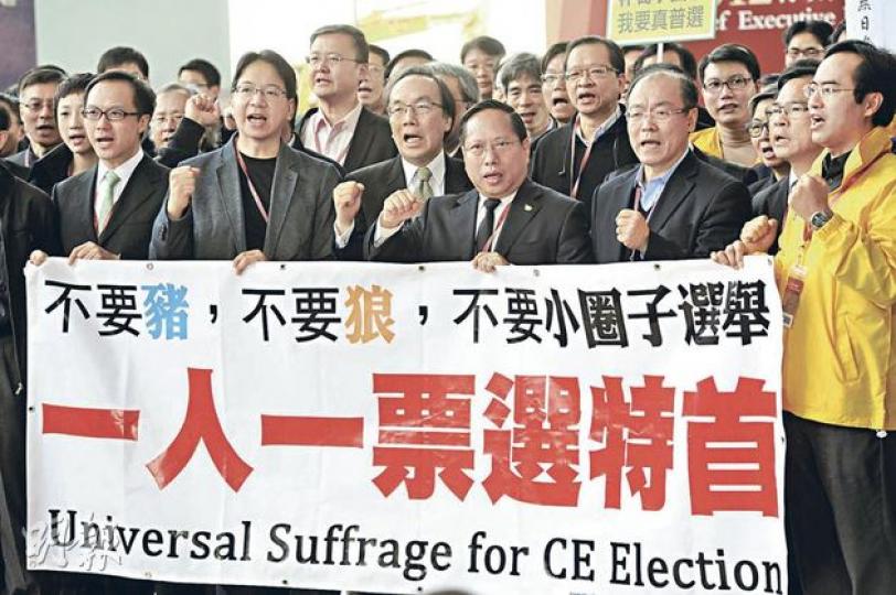 落敗的民主黨特首候選人何俊仁(前排右三)說,泛民主派要團結,並成為最積極的在野反對黨。圖為泛民主派選委昨投票後離場抗議,反對小圈子選舉,包括馮檢基(右二)及梁家傑(右四)等。(尹錦恩攝) 落敗的民主黨特首候選人何俊仁(前排右三)說,泛民主派要團結,並成為最積極的在野反對黨。圖為泛民主派選委昨投票後離場抗議,反對小圈子選舉,包括馮檢基(右二)及梁家傑(右四)等。(尹錦恩攝)