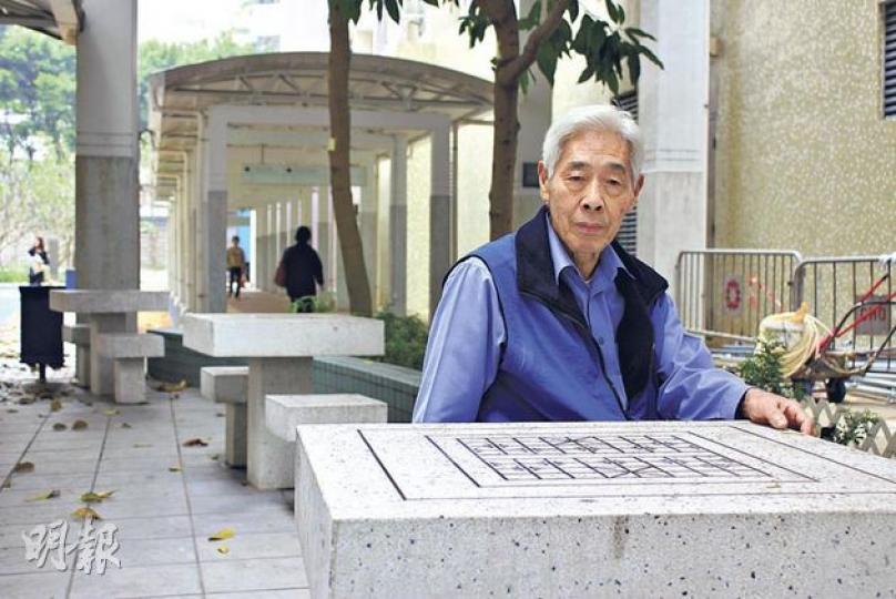 年屆八旬的陳海表示,其屋邨只得3張棋盤桌供長者下棋消遣耍樂,認為新特首除派錢增津貼外,應提供更多長者醫療及康樂設施,一改過去政府施政不足。(陳家俊攝) 年屆八旬的陳海表示,其屋邨只得3張棋盤桌供長者下棋消遣耍樂,認為新特首除派錢增津貼外,應提供更多長者醫療及康樂設施,一改過去政府施政不足。(陳家俊攝)