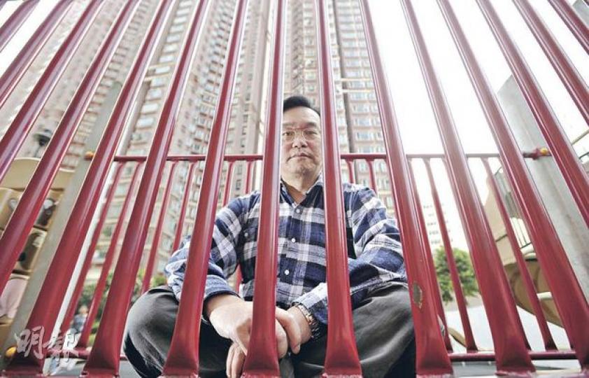 任職金融業的周先生,在1997年購入愉景新城的單位後經歷負資產的苦困歲月,故希望新特首將本港產業多元化,亦憂心新政可能引致樓價大跌。(余俊亮攝) 任職金融業的周先生,在1997年購入愉景新城的單位後經歷負資產的苦困歲月,故希望新特首將本港產業多元化,亦憂心新政可能引致樓價大跌。(余俊亮攝)